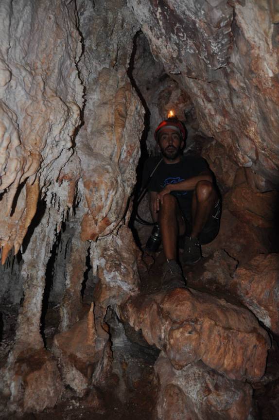 Entrada estreita da caverna de São Mateus, no P. E. de Terra Ronca, região de São Domingos - GO